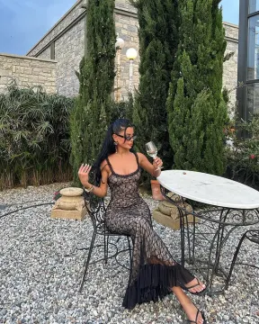 Fustan i zi për femra – Elegancë klasike që nuk del kurrë nga moda